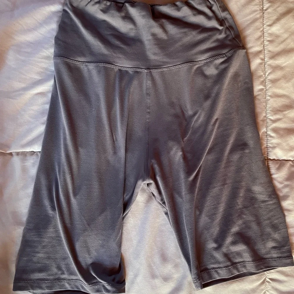 High-Waisted Seamless Gym Shorts - Picture 3 of 5